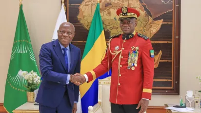 Gilbert Houngbo serre la main du Président de la Transition du Gabon, le Général de Brigade Brice Clotaire Oligui Nguema.