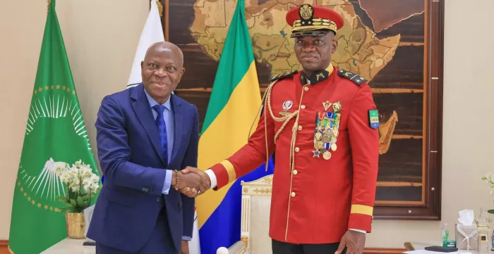 Gilbert Houngbo serre la main du Président de la Transition du Gabon, le Général de Brigade Brice Clotaire Oligui Nguema.